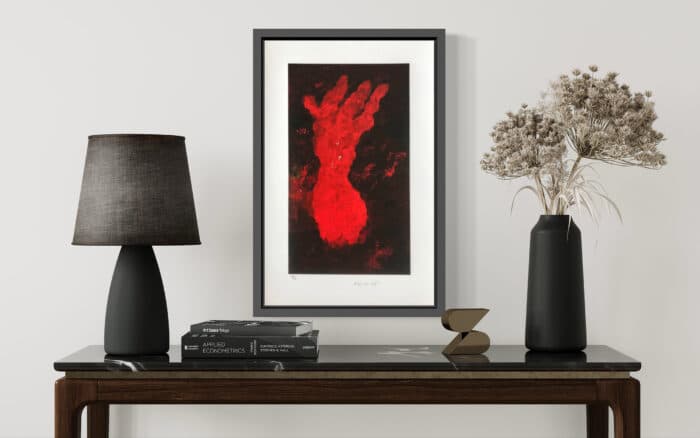 Armando - "Die Hand" - Impressie in interieur met lijst