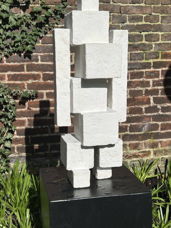Henk Zweerus - Androide compositie - Beeld in gegoten beton, detail