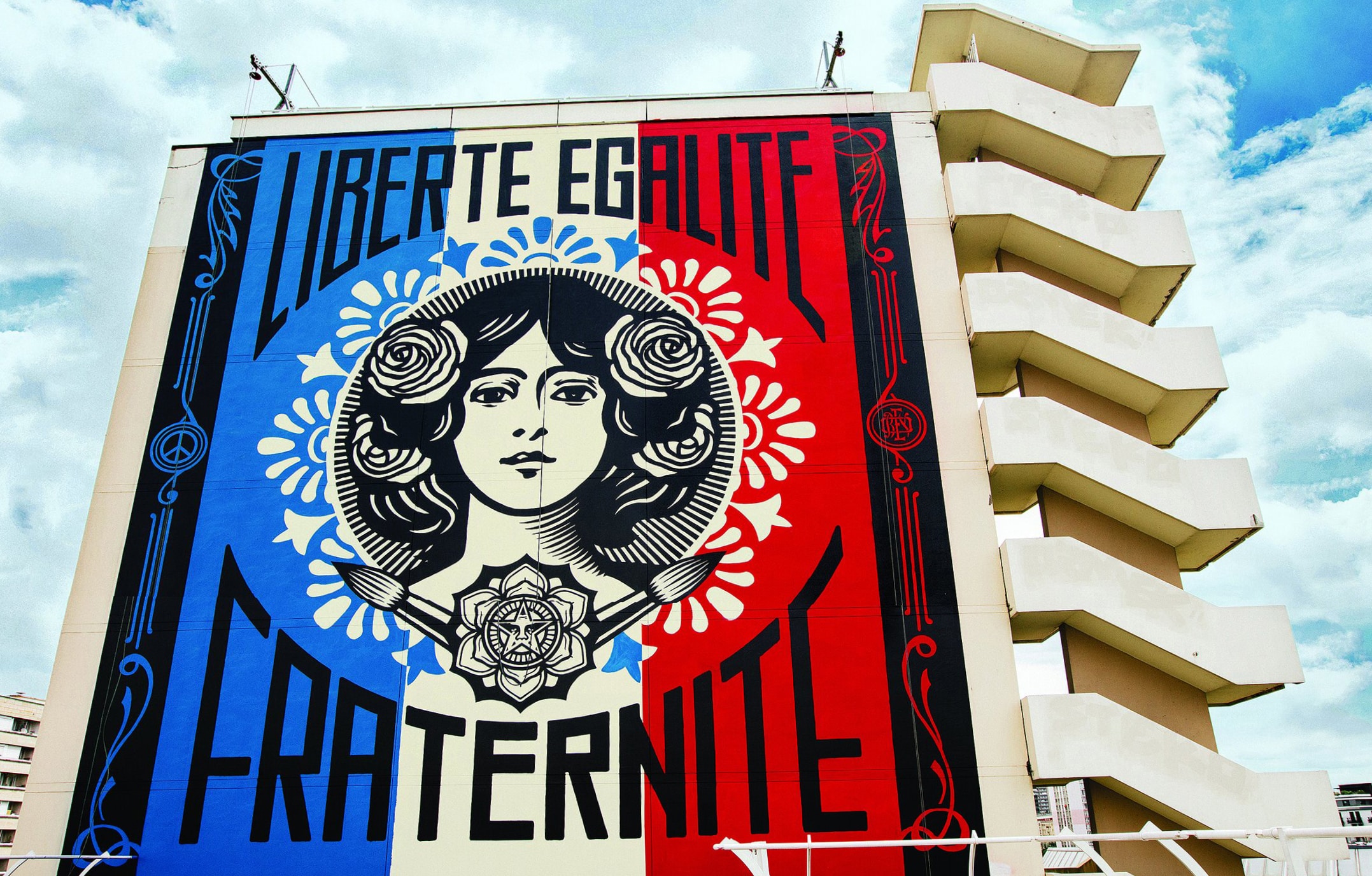 Wie is Frank Shepard Fairey - Marianne Mural Parijs