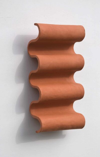 CAREL LANTERS - 'Le Pli V' - object in keramiek